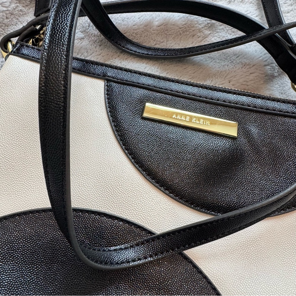 Anne Klein Black and White‎ Adjustable Strap Expandable Crossbody Bag - Picture 7 of 10